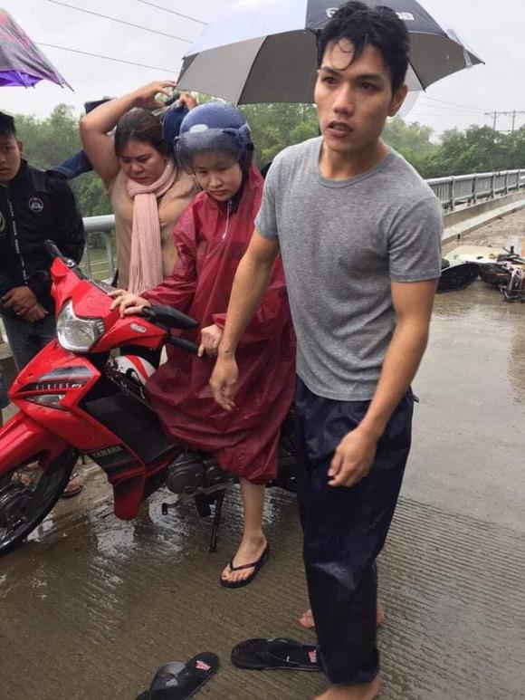 Thanh niên chạy xe máy đâm vào thành cầu, lao xuống sông và khoảnh khắc xuất thần lan tỏa khắp mạng xã hội