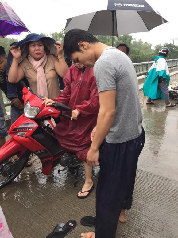 Thanh niên chạy xe máy đâm vào thành cầu, lao xuống sông và khoảnh khắc xuất thần lan tỏa khắp mạng xã hội