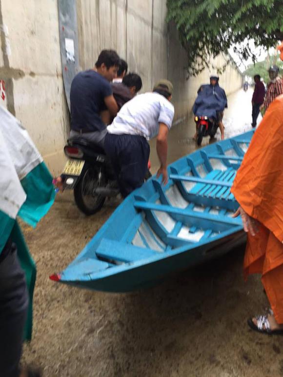 Thanh niên chạy xe máy đâm vào thành cầu, lao xuống sông và khoảnh khắc xuất thần lan tỏa khắp mạng xã hội