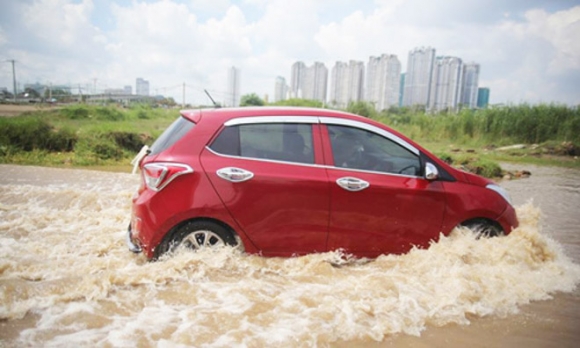 Kinh nghiệm lái xe qua vùng ngập nước, hạn chế tối đa rủi ro