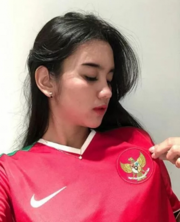 Hot girl quyến rũ nhất AFF Cup: Fan Việt đọ sắc mỹ nhân Thái Lan - 4