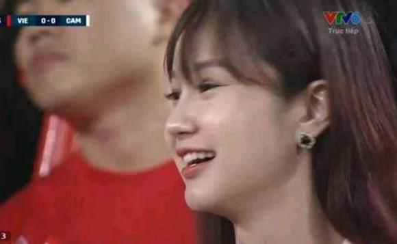 nhan sac xinh dep cua 4 nu cdv noi nhu con khi di xem aff cup hinh anh 16