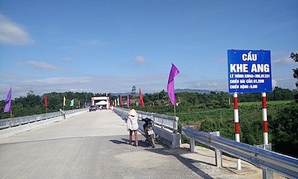 Người đàn ông treo cổ tử vong dưới gầm cầu
