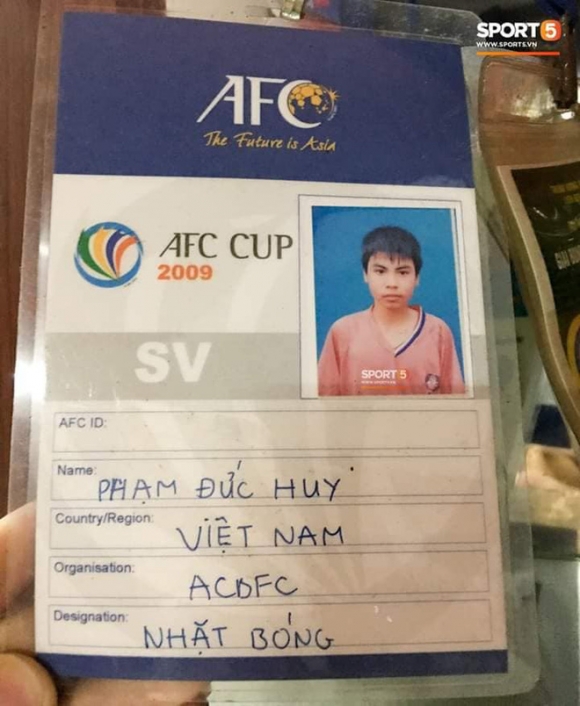 Đức Huy và sự thay đổi qua từng bức ảnh: Từ cậu bé nhặt bóng thành tuyển thủ vô địch AFF Cup - Ảnh 2.