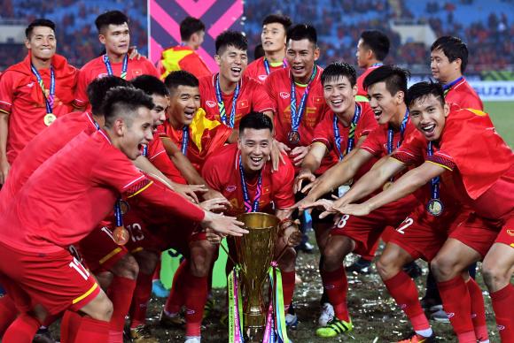 Nhìn lại một năm đỉnh cao của bóng đá Việt Nam