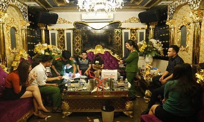 Bắt phó giám đốc ngân hàng cùng 2 cô giáo đang phê trong tiệc ma tuý