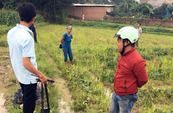 Hà Nội: Hai thanh niên nghi trộm chó bị người dân vây đánh gục giữa ruộng