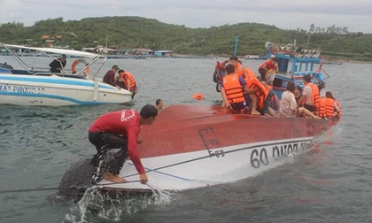 Lật tàu du lịch trên vịnh Nha Trang, 2 người chết