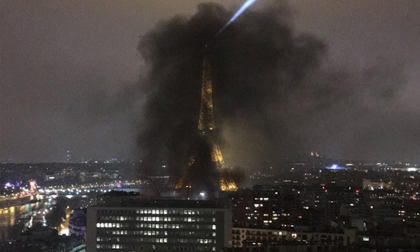 Sau Khải Hoàn Môn, đến lượt tháp Eiffel chìm trong khói đen ngùt ngụt của biểu tình đốt phá suốt đêm