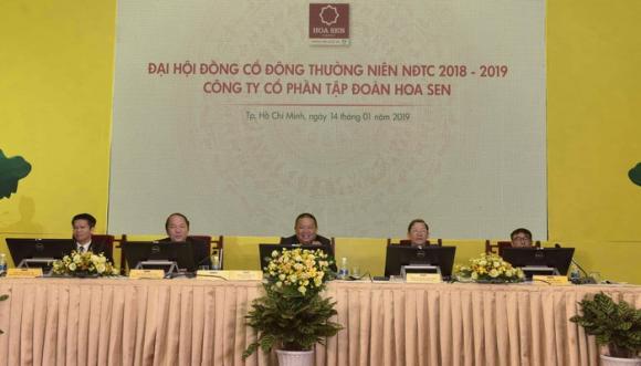 hoa sen lo khung, dai gia le phuoc vu an minh tren nui hinh anh 1