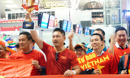 Fan “nhuộm đỏ” sân bay Tân Sơn Nhất sang UAE “tiếp lửa” cho tuyển Việt Nam