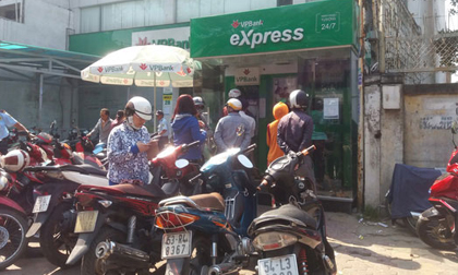 Chật vật rút tiền từ máy ATM ngày cận Tết