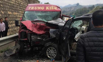 Xe khách và ô tô đâm nhau kinh hoàng trên cao tốc