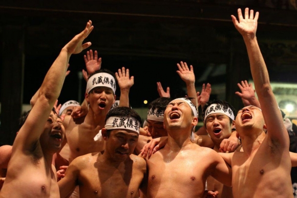 10 nghìn thanh niên cởi trần lao vào nhau tìm gậy thánh trong lễ hội cầu may tại Nhật Bản - Ảnh 4.