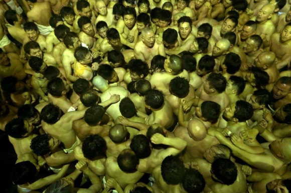 10 nghìn thanh niên cởi trần lao vào nhau tìm gậy thánh trong lễ hội cầu may tại Nhật Bản - Ảnh 5.