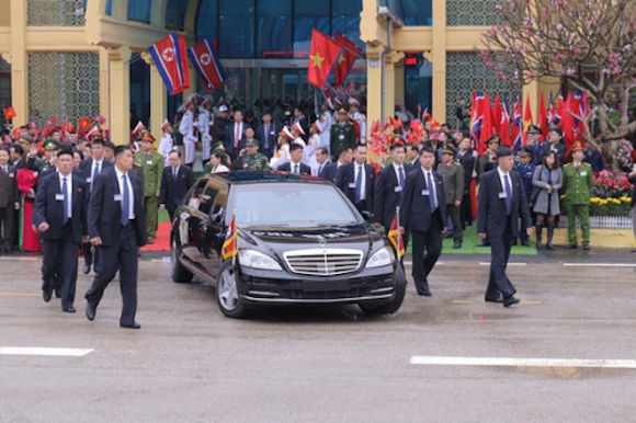 Siêu xe chở Chủ tịch Kim Jong Un vừa đến Việt Nam chống bom đạn siêu hạng cỡ nào? - 2