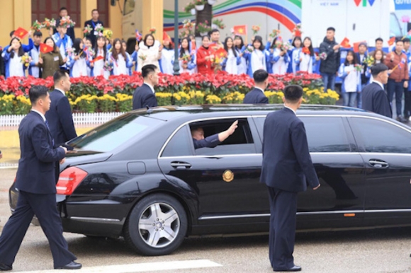 Siêu xe chở Chủ tịch Kim Jong Un vừa đến Việt Nam chống bom đạn siêu hạng cỡ nào? - 4