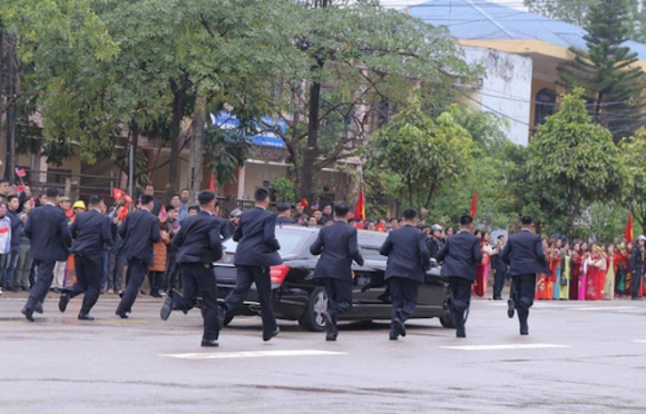 Siêu xe chở Chủ tịch Kim Jong Un vừa đến Việt Nam chống bom đạn siêu hạng cỡ nào? - 5