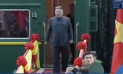 Clip: Chủ tịch Kim Jong Un đã xuống tàu ở ga Đồng Đăng
