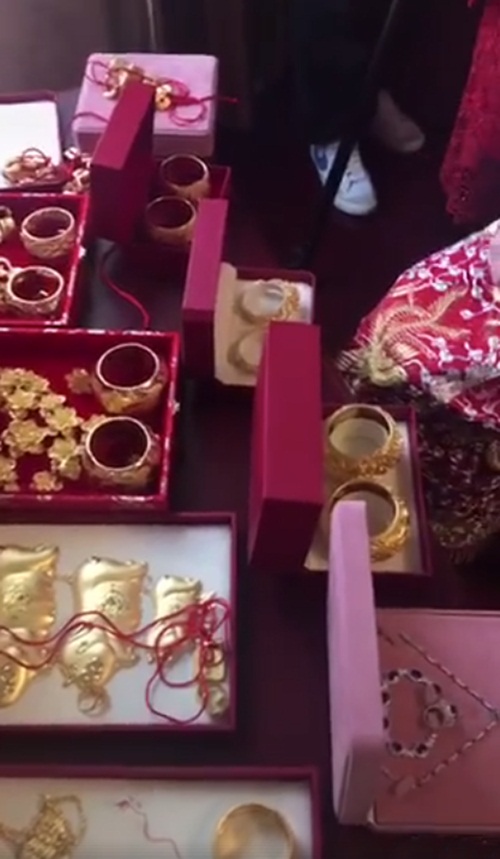 Cô dâu Trung Quốc khoác hơn chục cây vàng trong đám cưới gây xôn xao - 2