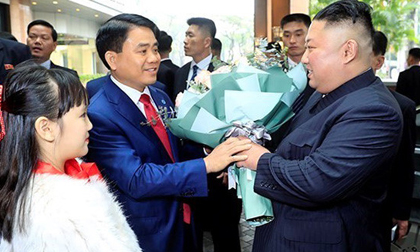 Bé gái 9 tuổi tặng hoa, được ông Kim Jong Un vuốt má là ai?