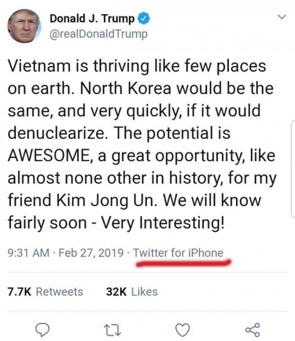 Tổng thống Donald Trump đang sử dụng điện thoại gì ở Việt Nam?