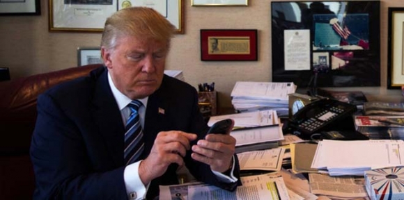 Tổng thống Donald Trump đang sử dụng điện thoại gì ở Việt Nam?