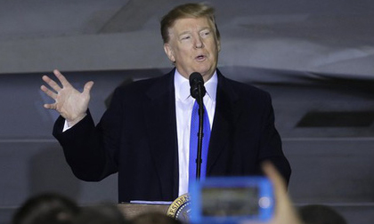 Sau buổi họp báo giữa đêm của Triều Tiên, ông Trump có bài phát biểu 'bất thường' trên đường trở về Mỹ
