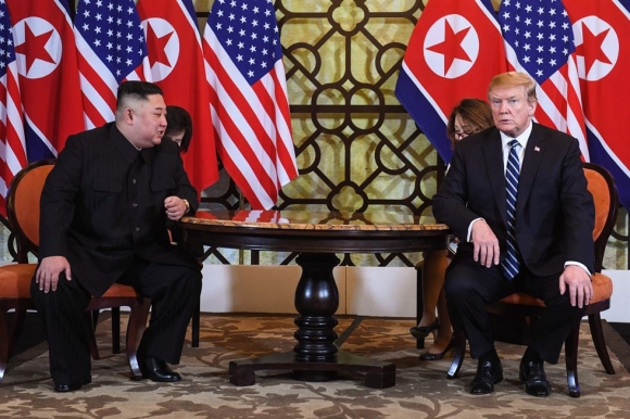 Không thoả thuận thành công nhưng hình ảnh ông Trump chia tay ông Kim lại khiến mọi người bất ngờ