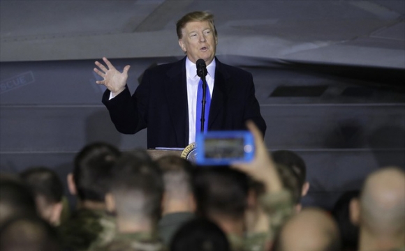 Sau buổi họp báo giữa đêm của Triều Tiên, ông Trump có bài phát biểu bất thường trên đường trở về Mỹ