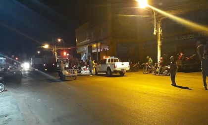 Nam thanh niên đi bộ nghi lao vào xe ben tự tử