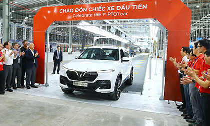 Lăn bánh chiếc ô tô đầu tiên, tỷ phú Phạm Nhật Vượng có thêm gần 3000 tỷ đồng