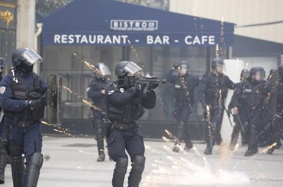 Bạo lực dâng cao, trung tâm Paris chìm trong khói lửa
