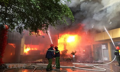 Cháy lớn tại tổ hợp khách sạn, nhà hàng ở trung tâm thành phố Vinh