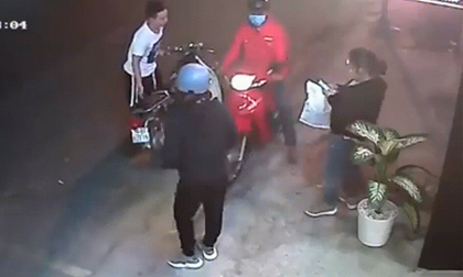 Người phụ nữ bị cướp giật điện thoại ngay giữa phố Sài Gòn
