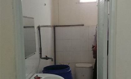 Tá hỏa phát hiện người đàn ông tử vong trong tư thế treo cổ trong nhà vệ sinh bưu điện