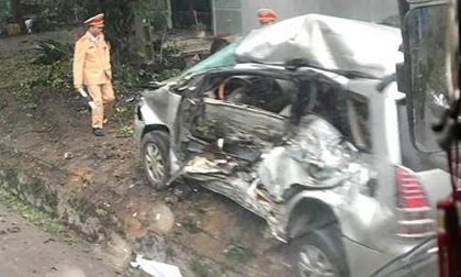 Xe tải “điên” tông trúng Innova chở 8 người, cháu bé Hàn Quốc tử vong