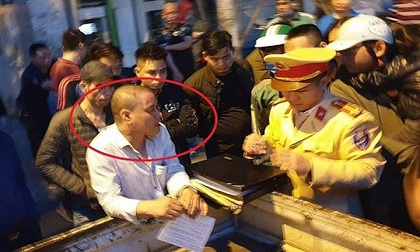 Ẩu đả sau va chạm giao thông, tài xế ôtô đâm gục 'đối thủ' rồi vào xe cố thủ