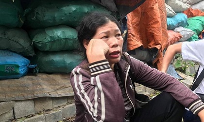 Người mẹ tuyệt vọng ngóng tìm con trong đám cháy ở Hà Nội