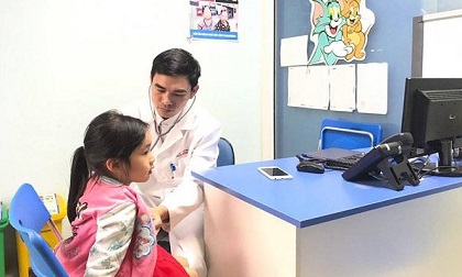 Bé gái 7 tuổi thiếu máu phải nhập viện, bác sĩ chỉ sai lầm nhiều mẹ mắc khi chăm con