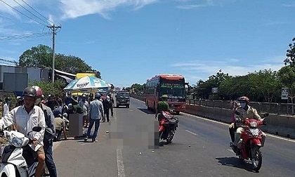 Xe khách cán chết nam sinh lớp 12 ở Bình Thuận rồi bỏ chạy