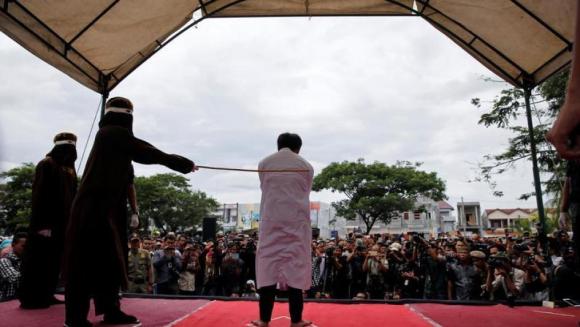 Say rượu lái xe: Tử hình, tống tù, phạt roi, tịch thu ô tô