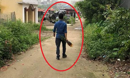 Đằng sau bức ảnh chàng trai trẻ cầm bó hoa cúc vàng, chậm rãi bước vào cổng nghĩa trang