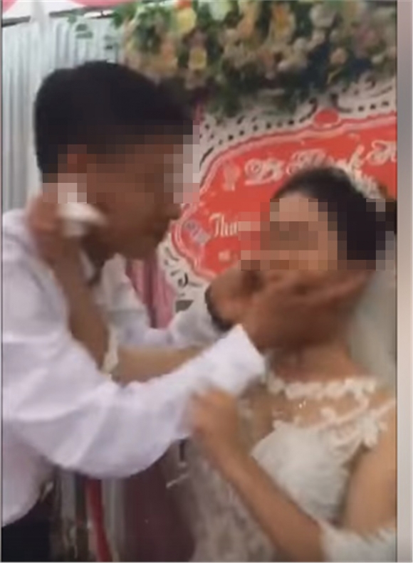 Hàng xóm sát vách hé lộ sự thật gây sốc về nguyên nhân cô dâu hất tay chồng không cho hôn trong đám cưới-1