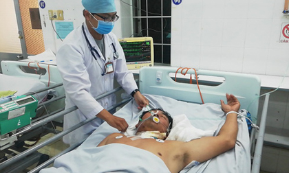 Dùng dao giải quyết mâu thuẫn, 2 người bị đâm thủng cổ, tim