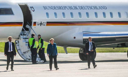 Máy bay của Thủ tướng Đức bị ô tô đâm