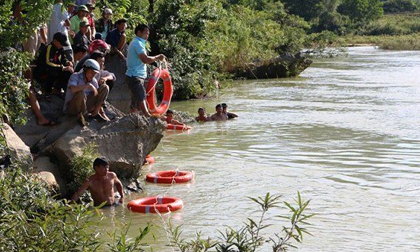 2 học sinh lớp 1 rủ nhau đi câu cá bị chết đuối thương tâm