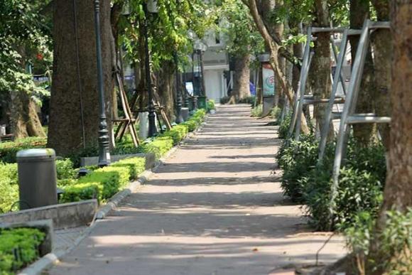 Hà Nội gần 60 độ nóng như đổ lửa, phố đi bộ vắng hơn ngày Tết - 10