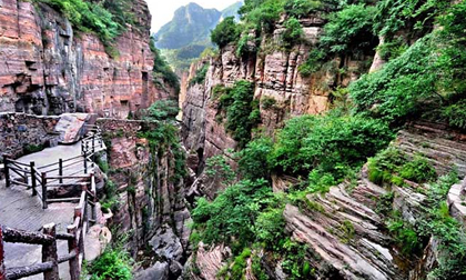 Ngôi làng nguy hiểm nhất Trung Quốc, nằm trên vách đá, chỉ có 1% người dân biết