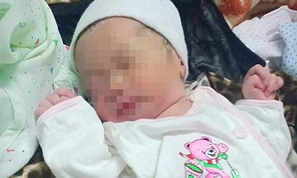 Phát hiện bé gái sơ sinh bị bỏ rơi trước cửa trạm y tế xã trong đêm